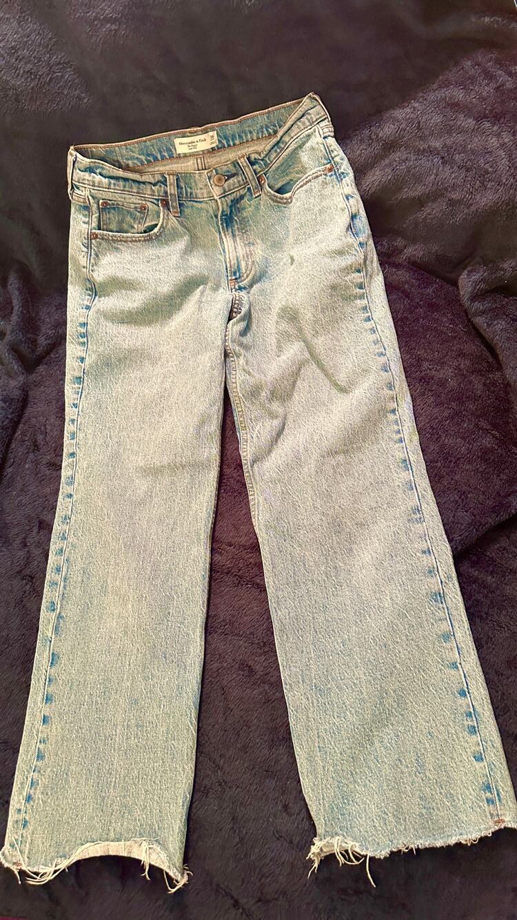 ABERCROMBIE & FITCH THE BAGGY LOW RISE JEAN 26